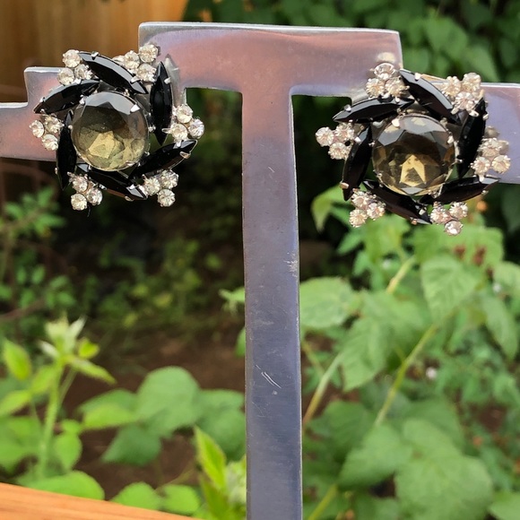 Vintage 1960s Classic Clip On Earrings - Picture 4 of 8